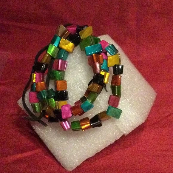 8 Coloured Bracelets - Picture 3 of 16
